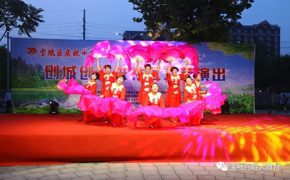 海滨街道中天小区昨晚热闹非常，创城创卫进社区宣传演出在这里隆重举办！